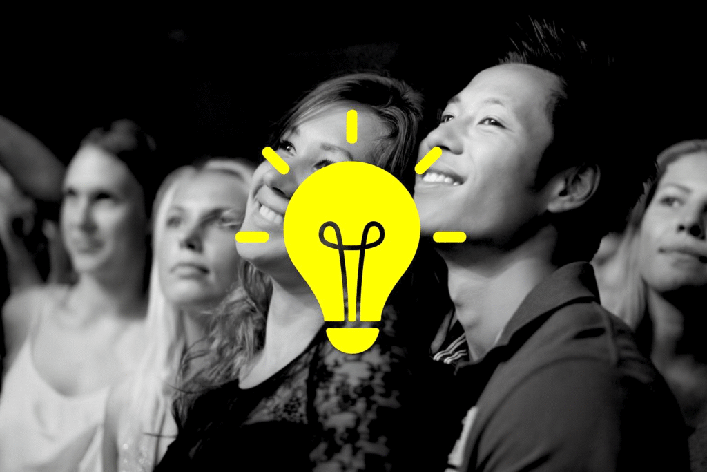 Pubblico emozionato durante uno spettacolo immersivo